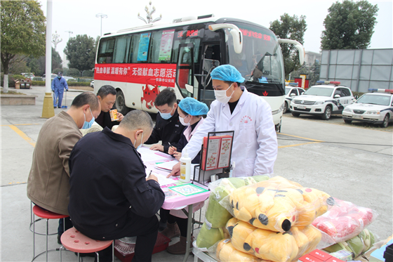 人民警察一心為民，捋袖捐血鐵血柔情——安康市公安局積極開展冬季獻(xiàn)血活動