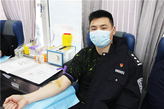 人民警察一心為民，捋袖捐血鐵血柔情——安康市公安局積極開展冬季獻(xiàn)血活動