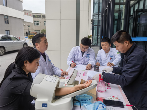 一“臂”之力，踐行醫(yī)者擔(dān)當(dāng)——安康市中心血站聯(lián)合漢濱區(qū)第三人民醫(yī)院開展無(wú)償獻(xiàn)血活動(dòng)