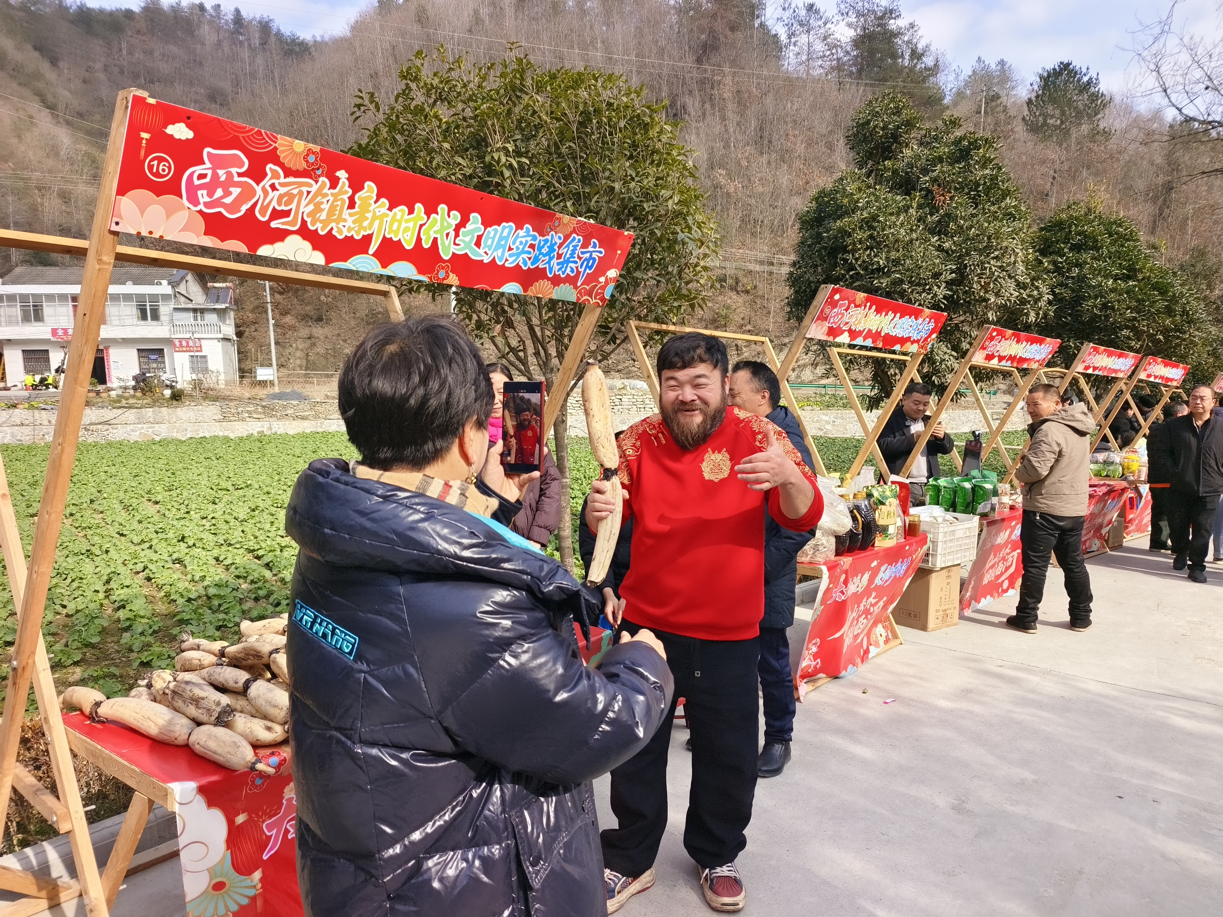 “三農(nóng)”主播助農(nóng)促銷(xiāo)