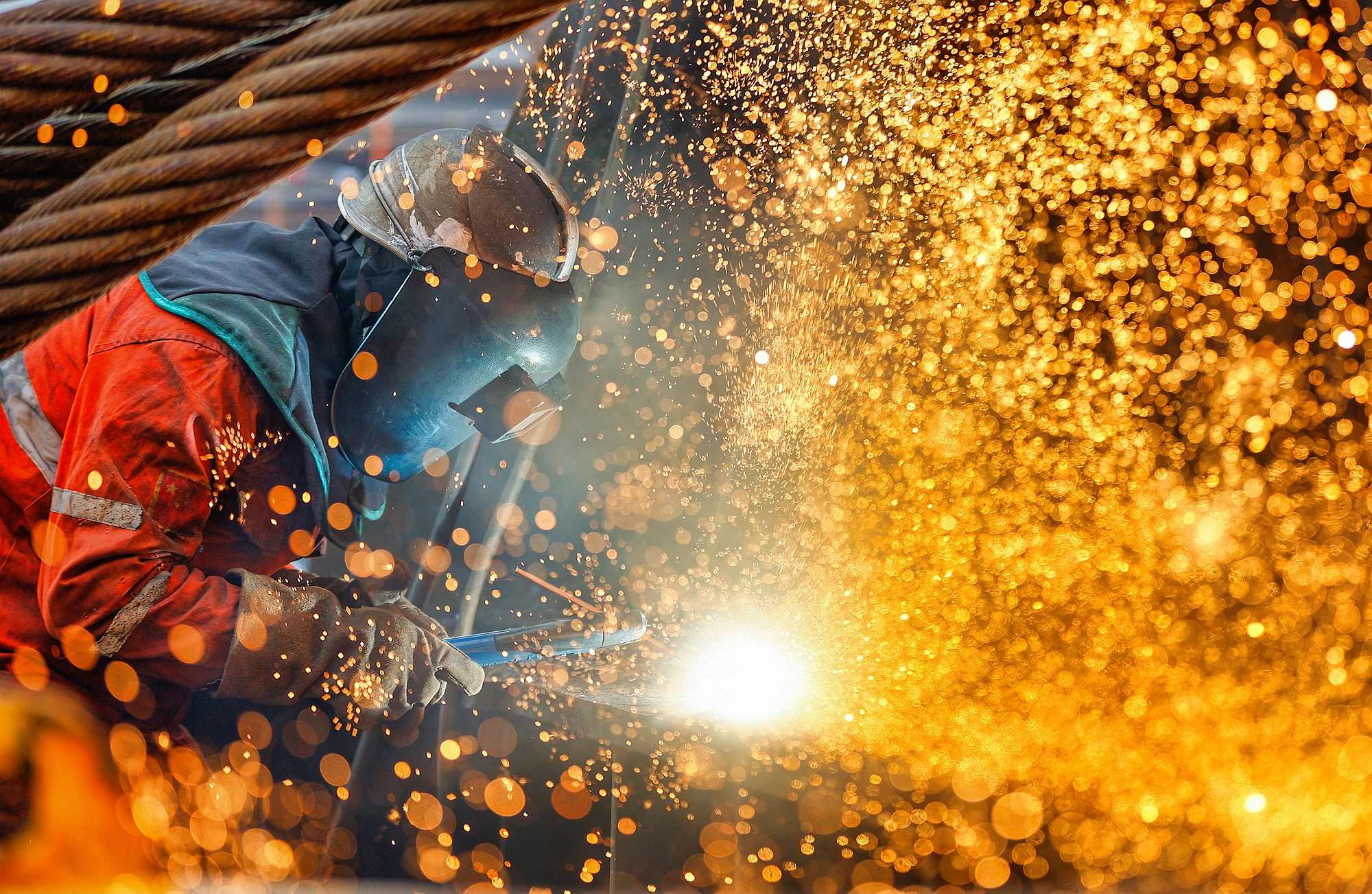 △ 2026年1月29日，在天津市濱海新區(qū)，海上油氣平臺(tái)建設(shè)工人進(jìn)行現(xiàn)場施工。