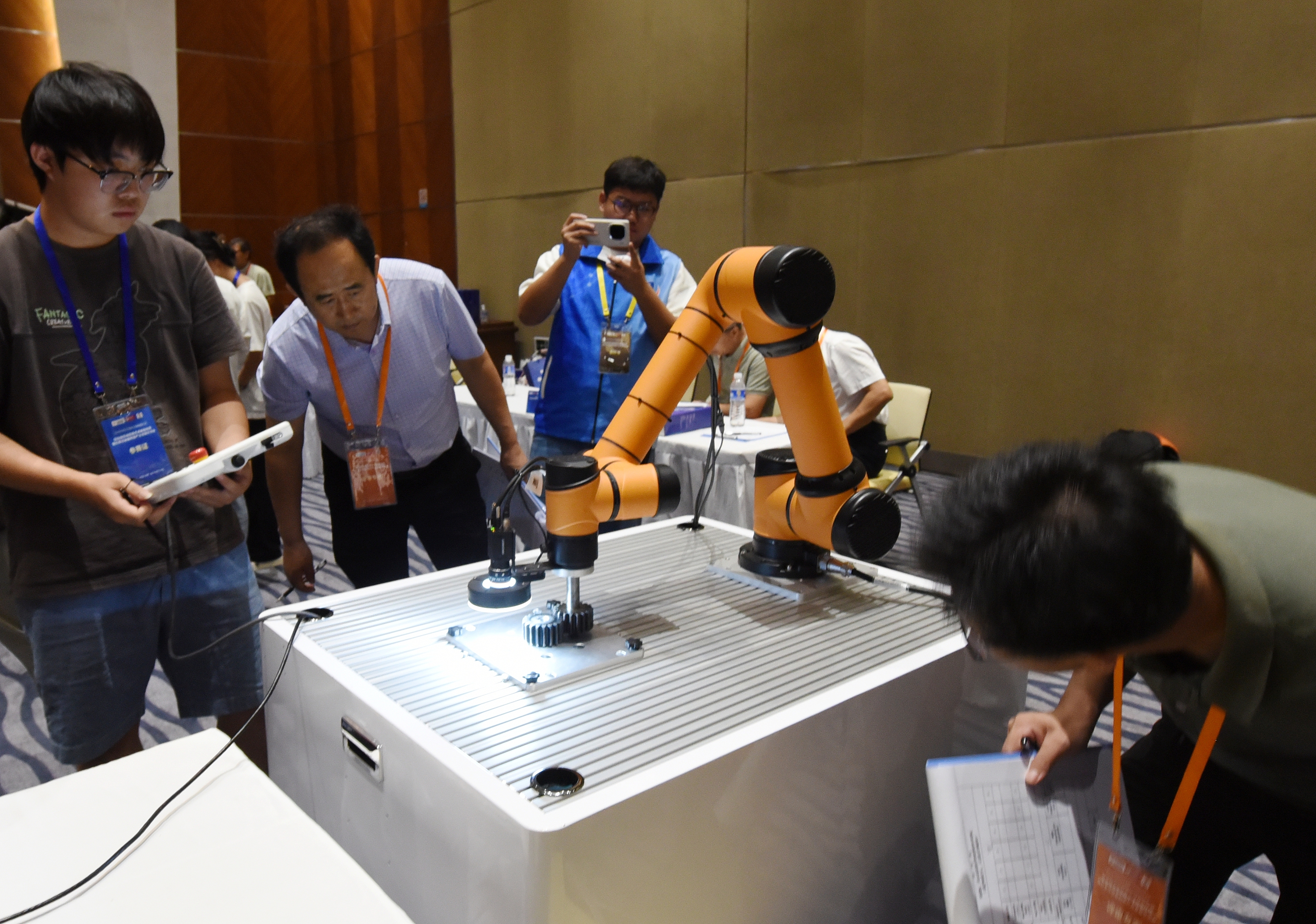 2025年中國大學(xué)生機械工程創(chuàng)新創(chuàng)意大賽智能精密裝配賽京津冀魯聯(lián)賽現(xiàn)場，評委對參賽選手進行實操調(diào)試評比。